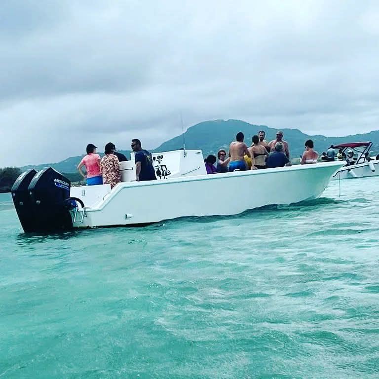 Groupe de participants à bord du bateau Ti Papi