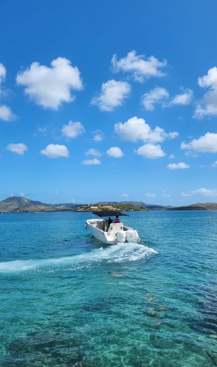Bateau Ti Papi Excursions naviguant dans les eaux cristallines de la baie du François